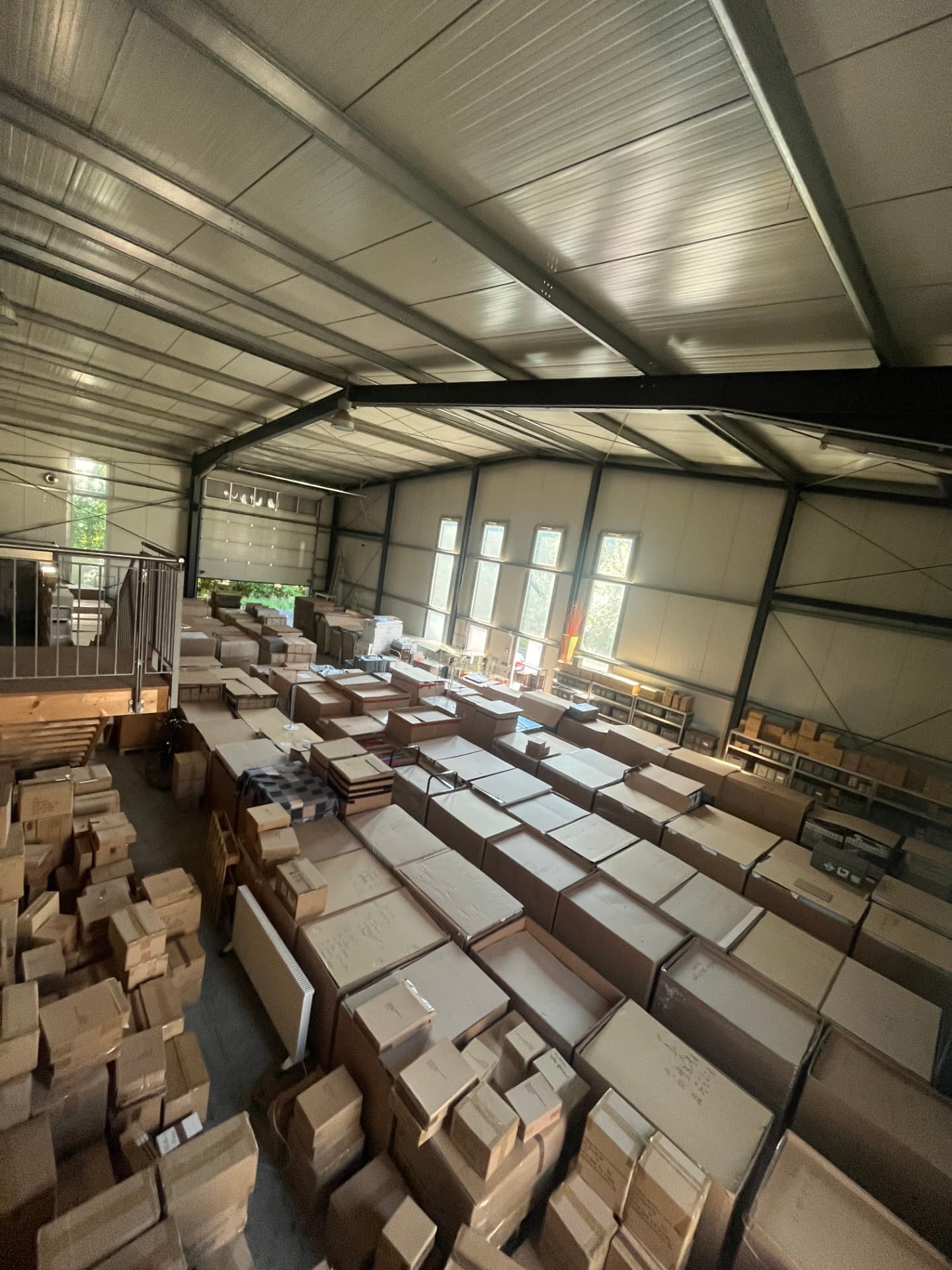 Blick in die Lagerhalle von BilderrahmenOutlet OSLO – viele Kartons mit Bilderrahmen und großer Auswahl